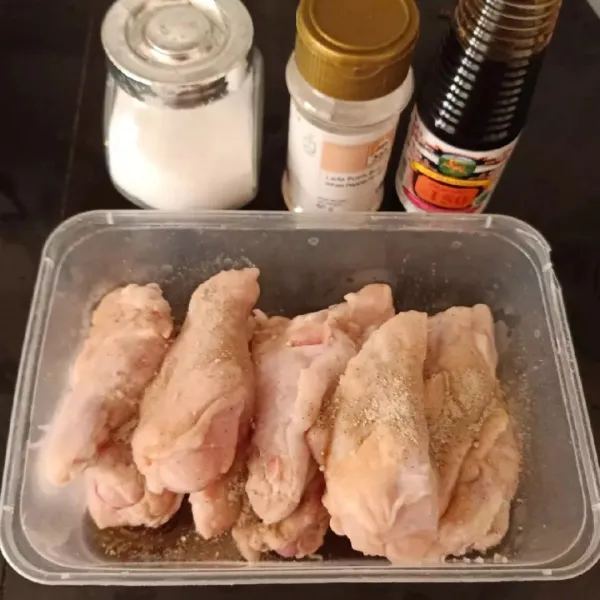 Cuci bersih ayam, lalu rendam dengan perasan air jeruk nipis selama 15 menit. Cuci bersih kembali, lalu marinasi dengan garam, kecap asin dan lada bubuk selama minimal 1 jam.