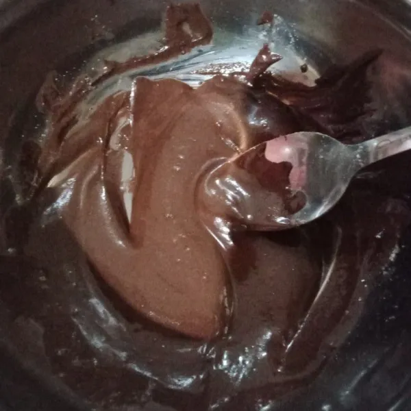 Lelehkan cokelat blok dan whip cream dengan metode double boulion.