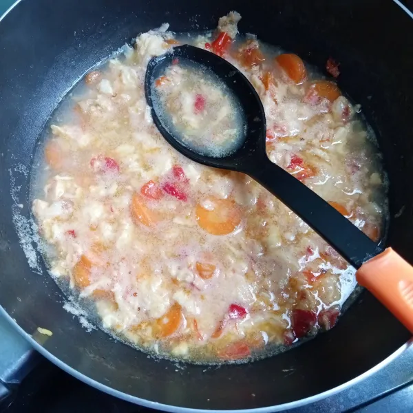 Masukkan wortel, tuang air tunggu wortel sampai ½ matang.