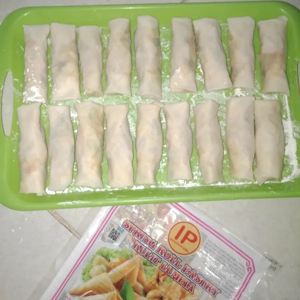 Setelah semuanya tergulung, bisa di simpan kedalam freezer atau langsung goreng.