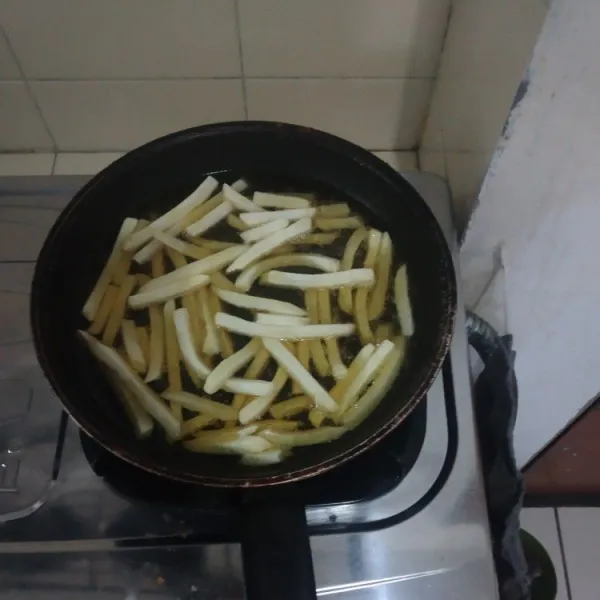 Goreng kentang dalam minyak panas.
