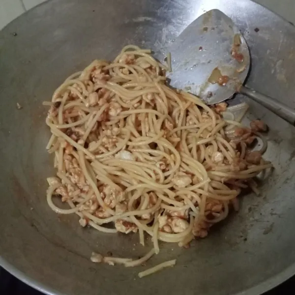 Masukkan spaghetii, aduk hingga tidak menggumpal. Tuang saus bolognese, aduk hingga bumbu tercampur. Matikan api.