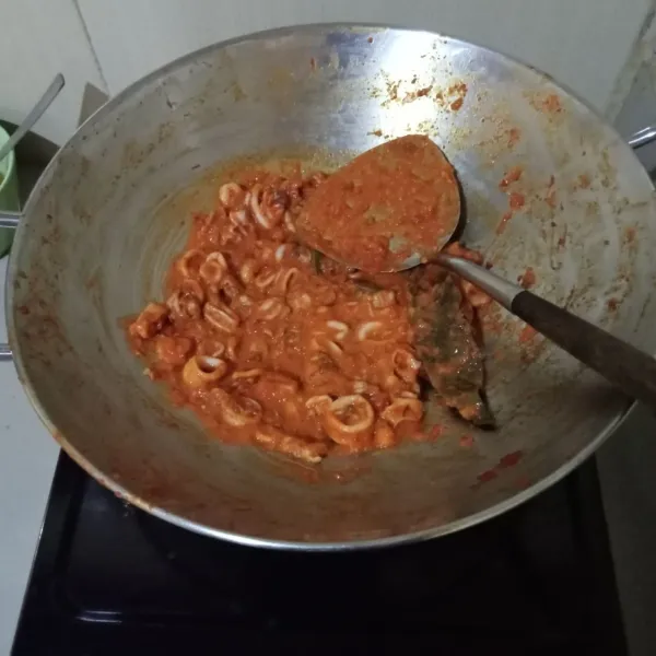 Tambahkan garam, gula dan kaldu bubuk. Masak hingga air menyusut. Matikan api.