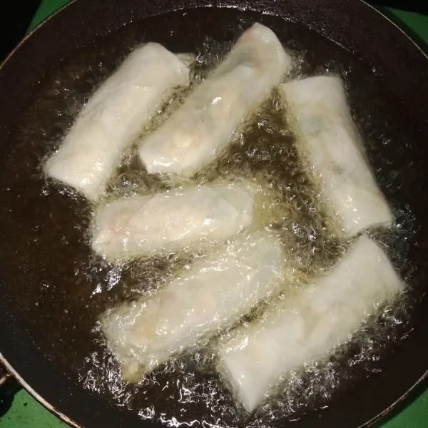 Panaskan minyak, goreng lumpia hingga matang kuning keemasan.