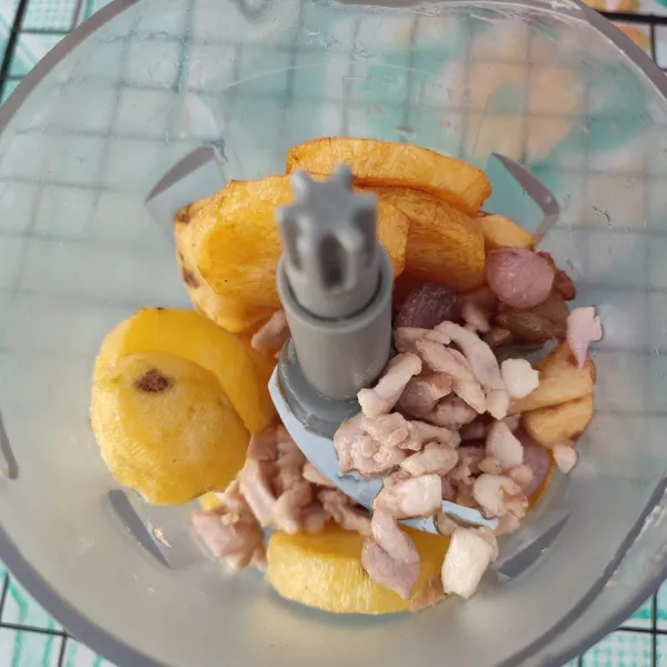 Haluskan kentang goreng, ayam, bawang merah goreng, bawang putih goreng, garam, gula pasir, dan merica bubuk. Bisa menggunakan ulegan atau chopper.
