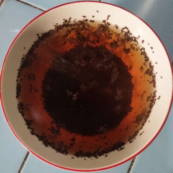 Seduh teh dengan air panas, biarkan hingga berubah warna.