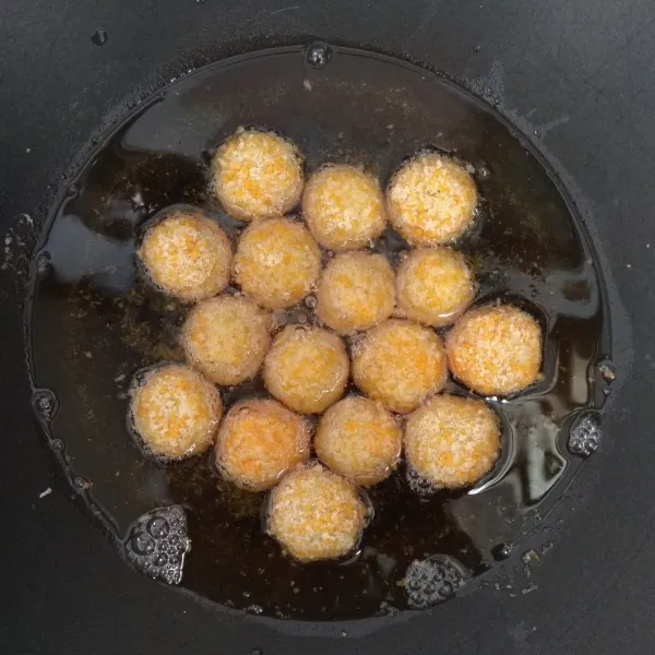 Goreng bola ubi ke dalam minyak panas api sedang hingga matang kuning keemasan. Angkat dan tiriskan.