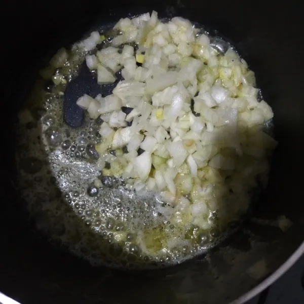 Panaskan butter di panci hingga meleleh. Masukkan bawang bombay, tumis hingga harum.