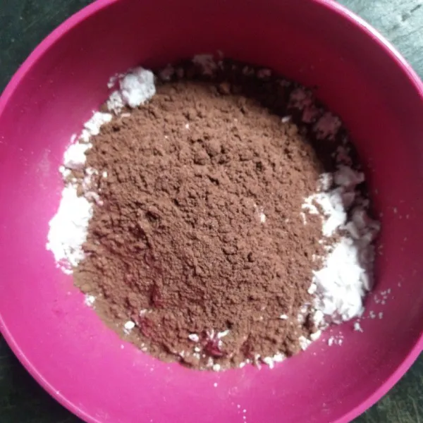 Campurkan nutrijell cokelat dan tepung tapioka ke dalam wadah.