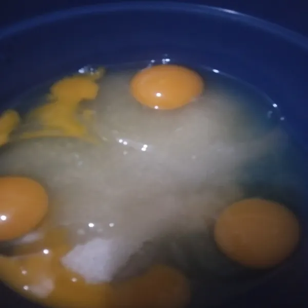 Kocok telur dan gula menggunakan whisk, lakukan hingga gula larut.