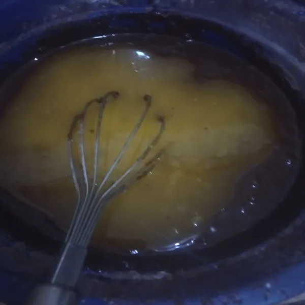 Tambahkan mentega leleh, aduk hingga adonan terasa licin. Tuang kedalam loyang ukuran 15x15 cm. Hentak-hentakkan, kukus selama 20 menit. Setelah dingin, potong-potong.