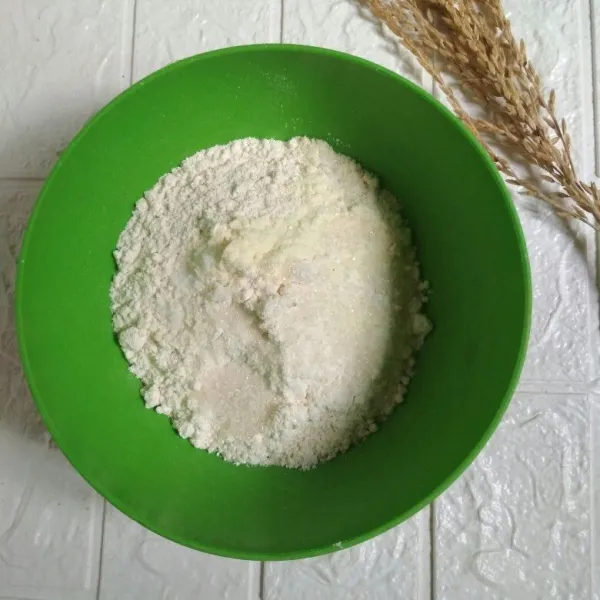 Dalam wadah campur tepung terigu, susu bubuk, gula pasir, dan garam.