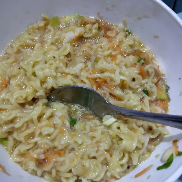 Masukkan mie yang sudah di tiriskan, lalu aduk rata.