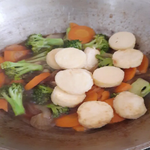 Masukkan tofu dan beri maizena yang sudah di larutkan dengan sedikit air, aduk rata dan segera angkat.