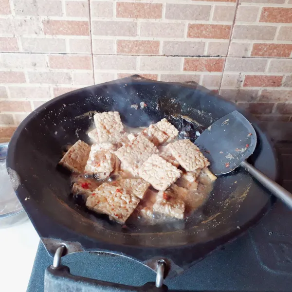 Masak hingga bumbu meresap dan mengental.