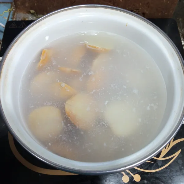 Cuci jengkol, belah lalu rebus dengan air cucian beras sampai empuk (untuk menghilangkan bau menyengat pada jengkol).