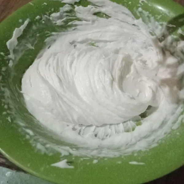 Masukkan dalam mangkuk whipcream bubuk dan air es mixer hingga kaku.