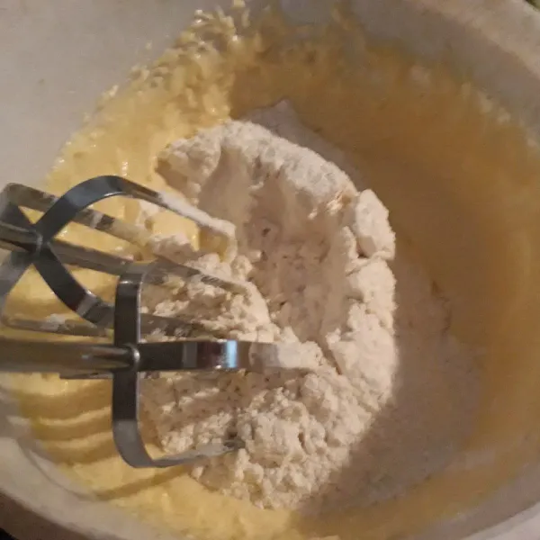 Masukkan tepung terigu dan baking powder yang sudah diayak.