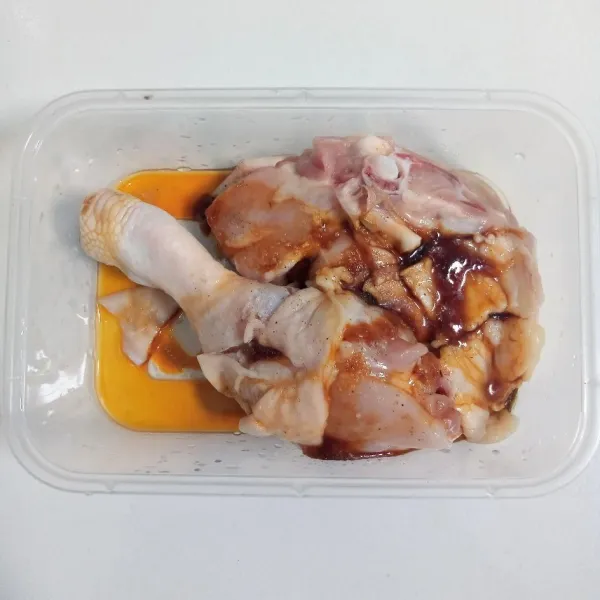 Potong ayam menjadi dua, lalu sayat-sayat. Kemudian lumuri dengan bumbu marinasi. Diamkan semalaman di dalam kulkas.