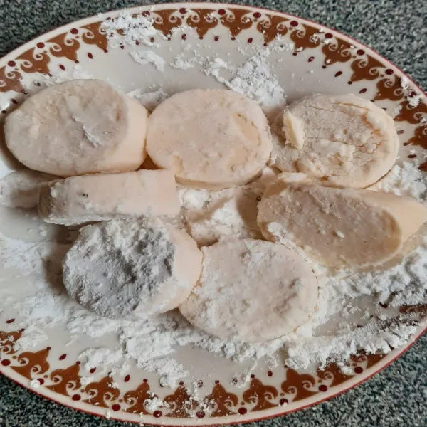 Lumuri tofu dengan tepung maizena.