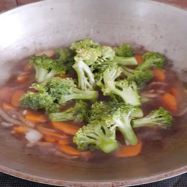 Masukkan brokoli, masak lagi sampai sayuran matang.