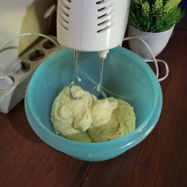 Masukkan margarin dan garam. Mixer hingga kalis elastis.