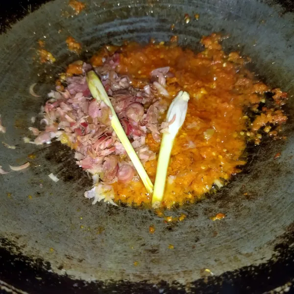 Lalu masukkan kecombrang dan serai, aduk rata. Masak hingga bumbu matang.