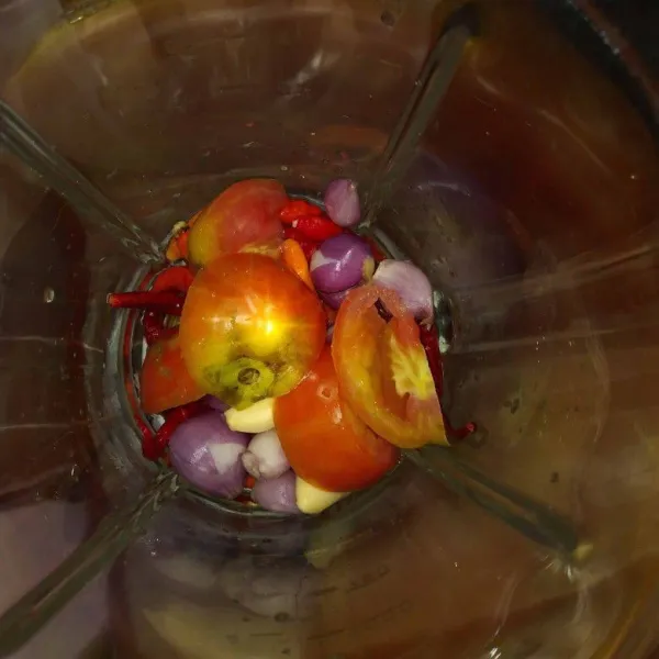 Blender kasar tomat, cabe merah keriting, cabe rawit, bawang merah dan bawang putih dengan tambahan sedikit air.
