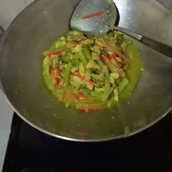 Tambahkan garam, gula dan kaldu bubuk. Masak hingga matang. Matikan api. Taburkan bawang goreng saat disajikan.