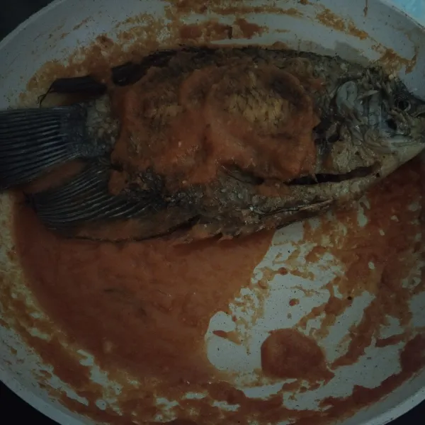 Setelah bumbu berbau harum ikan gurame yang sudah di goreng, masukkan garam, gula pasir dan penyedap rasa. Beri sedikit air, aduk sampai rata.