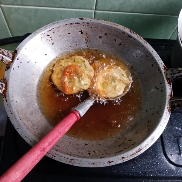 Masukkan dalam minyak panas, sedikit goyang bila sudah kokoh agar terlepas. Goreng weci sampai matang. Kemudian sajikan hangat.