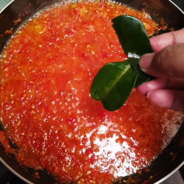 Panaskan minyak goreng secukupnya, tumis bumbu halus. Tambahkan daun jeruk, tumis sampai harum dan matang.