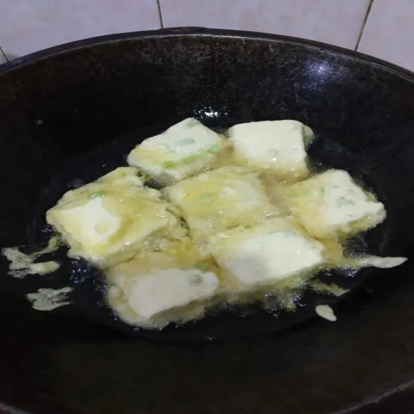 Celupkan tempe kedalam adonan tepung, goreng diminyak panas dengan api sedang.