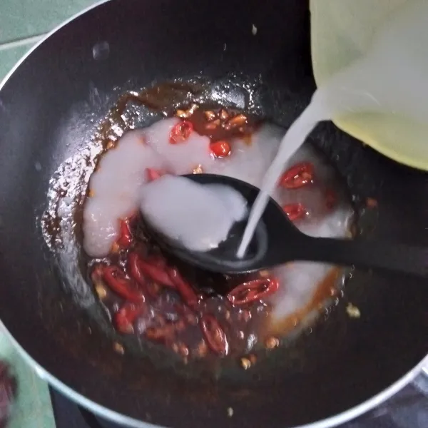 Masukkan saus tomat, saus sambal, lada bubuk, gula pasir, dan garam. Tuang larutan tepung maizena.
