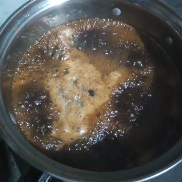 Rebus gula aren, asam dan air sampai mendidih, kemudian di saring.