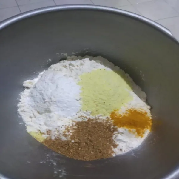 Campurkan tepung, kaldu bubuk, kunyit bubuk, ketumbar dan baking powder. Aduk rata.