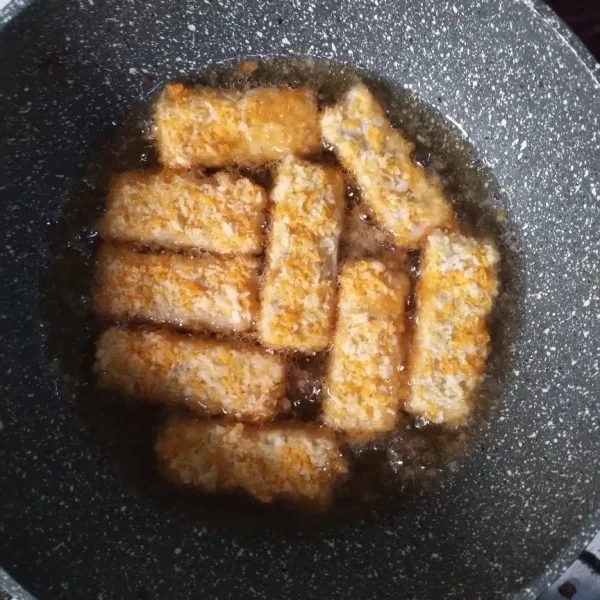 Goreng dalam minyak panas hingga matang keemasan atau bisa masukkan ke dalam wadah tertutup dan simpan dalam freezer.