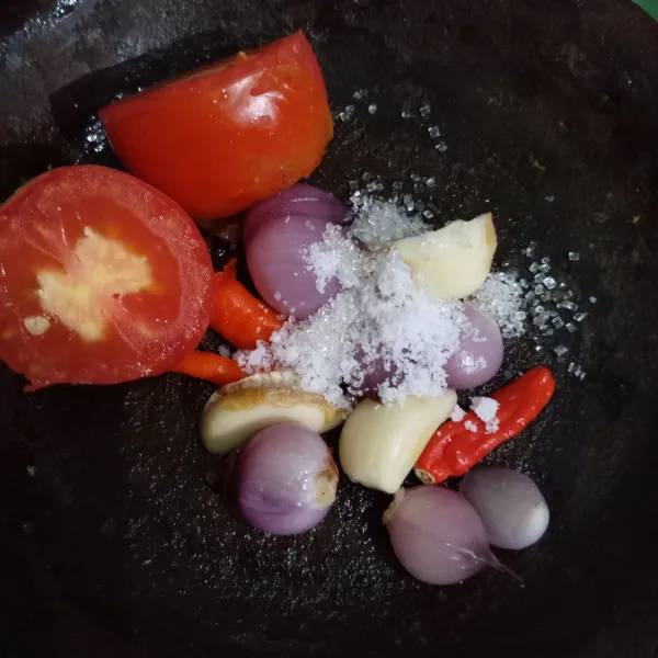 Kukus tomat, cabai rawit, bawang merah, dan bawang putih. Lalu haluskan bersama gula pasir dan garam.