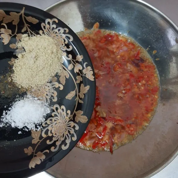 Kemudian tumis, beri minyak goreng 10 sdm, lalu aduk rata. Kemudian masukkan garam dan penyedap rasa.