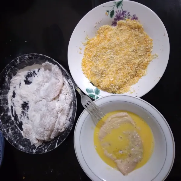 Masukkan ayam dalam tepung, celupkan dalam kocokan telur dan baluri tepung panir.