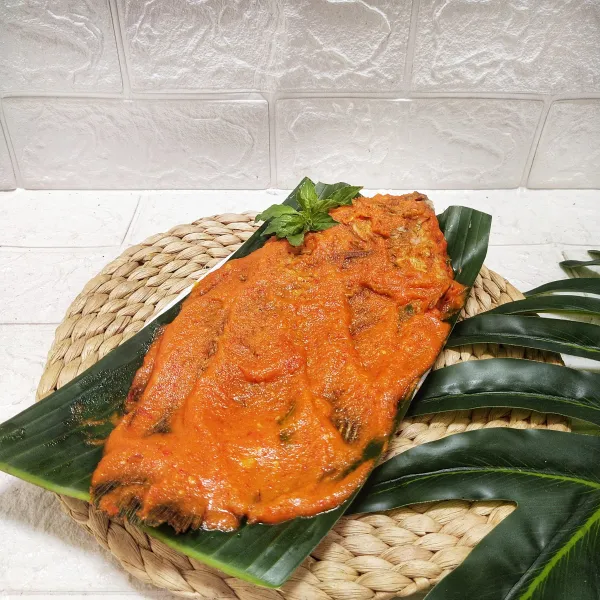 Setelah bumbu meresap, angkat dan tiriskan dengan potongan daun kemangi.