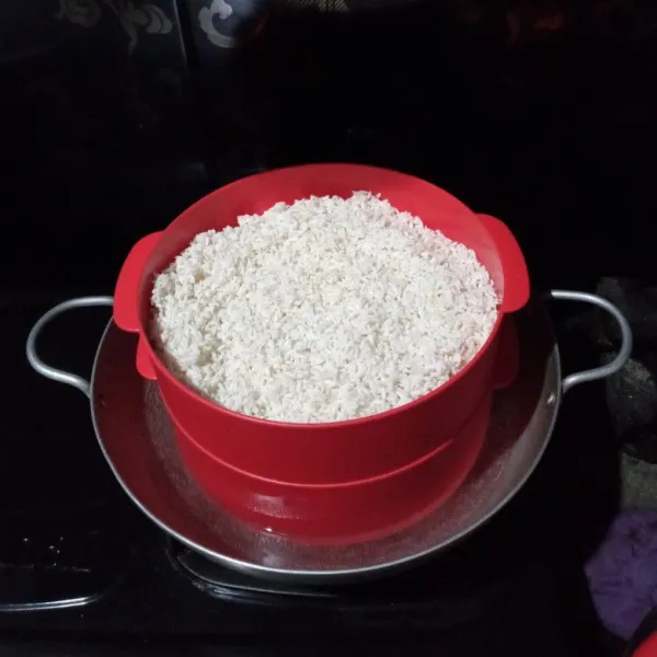 Cuci beras ketan, rendam kurang lebih selama 1 jam, lalu bilas dan kukus kurang lebih selama 10 menit, lalu angkat dan sisihkan.