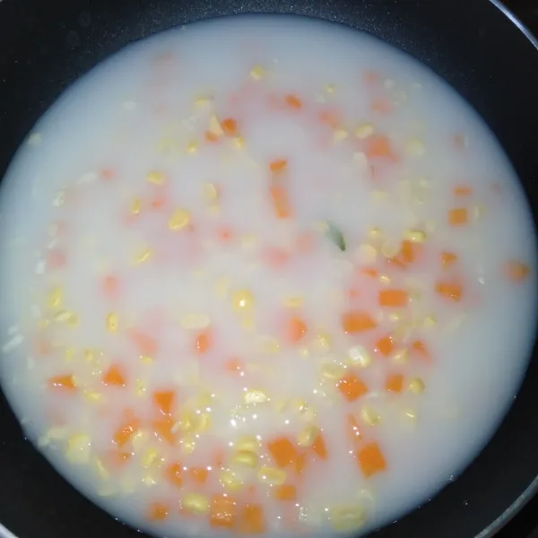 Rebus susu cair, wortel, bawang putih, dan jagung manis.