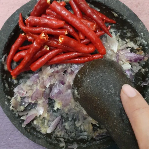 Uleg cabai merah, bawang putih, dan bawang merah hingga halus kasar.