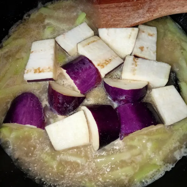 Masak setengah matang, masukkan terong.