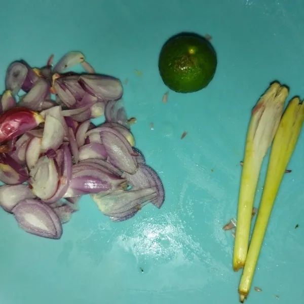 Siapkan bawang merah, lalu iris tipis. Siapkan juga batang serai, lalu geprek.