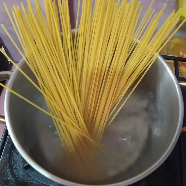 Rebus air dan 1 sdt garam hingga mendidih, lalu masukkan spaghetti. Aduk sesekali. Rebus kira-kira selama 8-10 menit untuk menghasilkan pasta yang aldente.