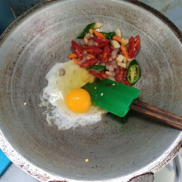 Tambahkan telur, masak sambil di orak-arik.