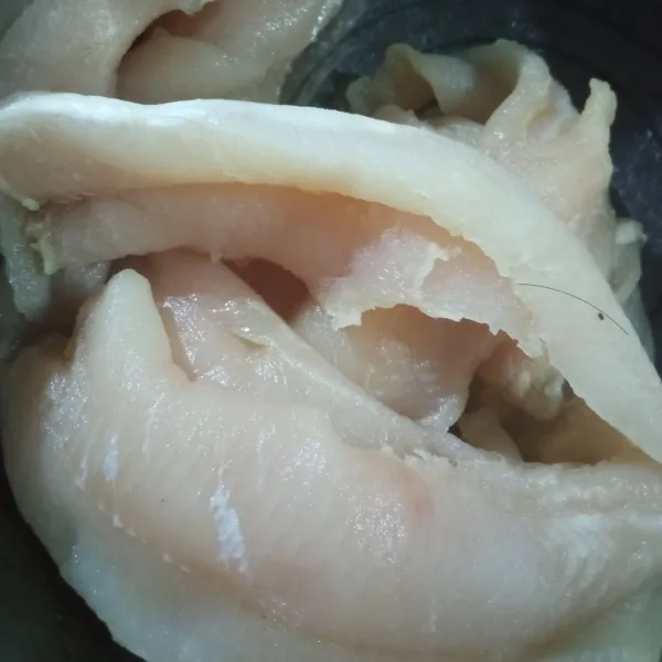 Potong kecil-kecil fillet ikan gabus, siapkan air di panci dan tambahkan 2 sdm minyak goreng, kemudian rebus sampai mendidih.