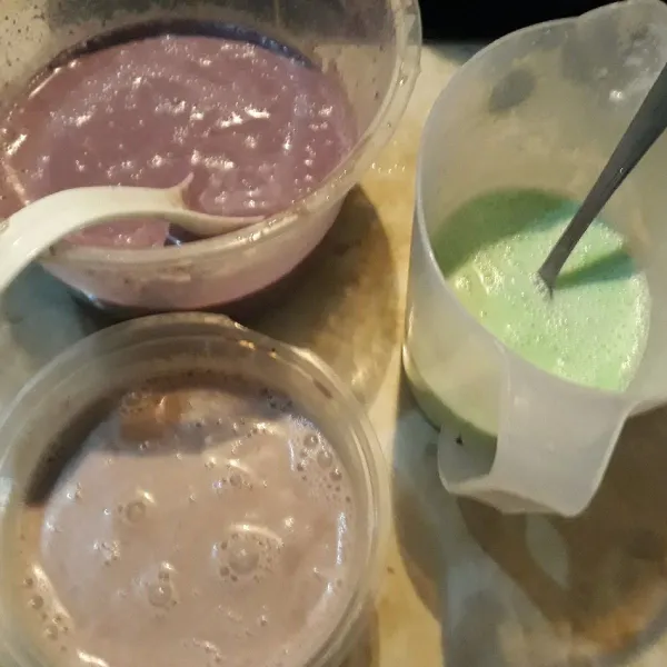 Ambil sebagian tuang kedalam mangkuk beri pewarna ungu agar lebih tua warnanya. Buat adonan pandan campur tepung ketan putih, tepung beras dan gula pasir. Beri santan kelapa dan pewarna makanan hijau pandan.